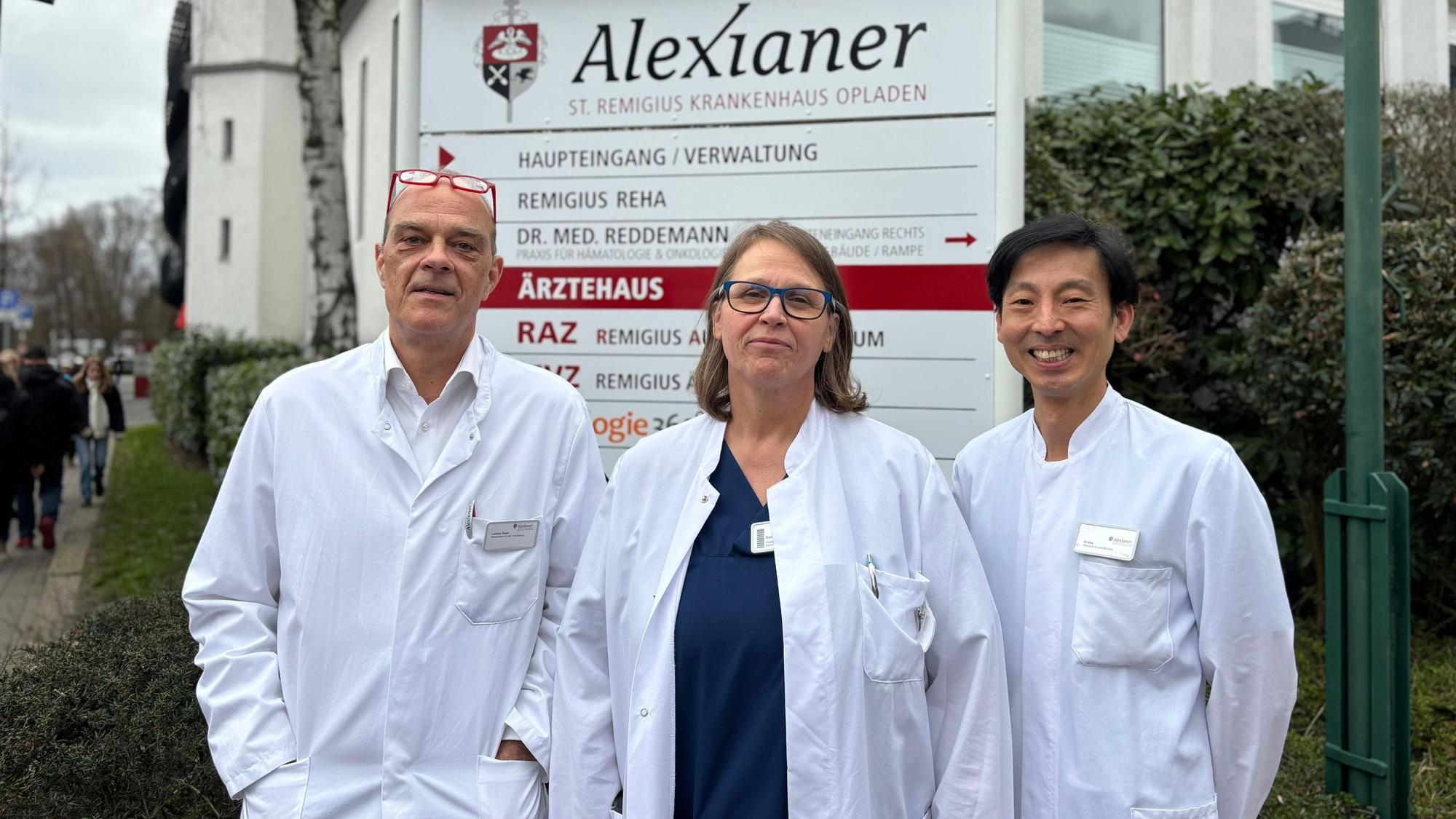 Drei Ärzte vor Krankenhaus