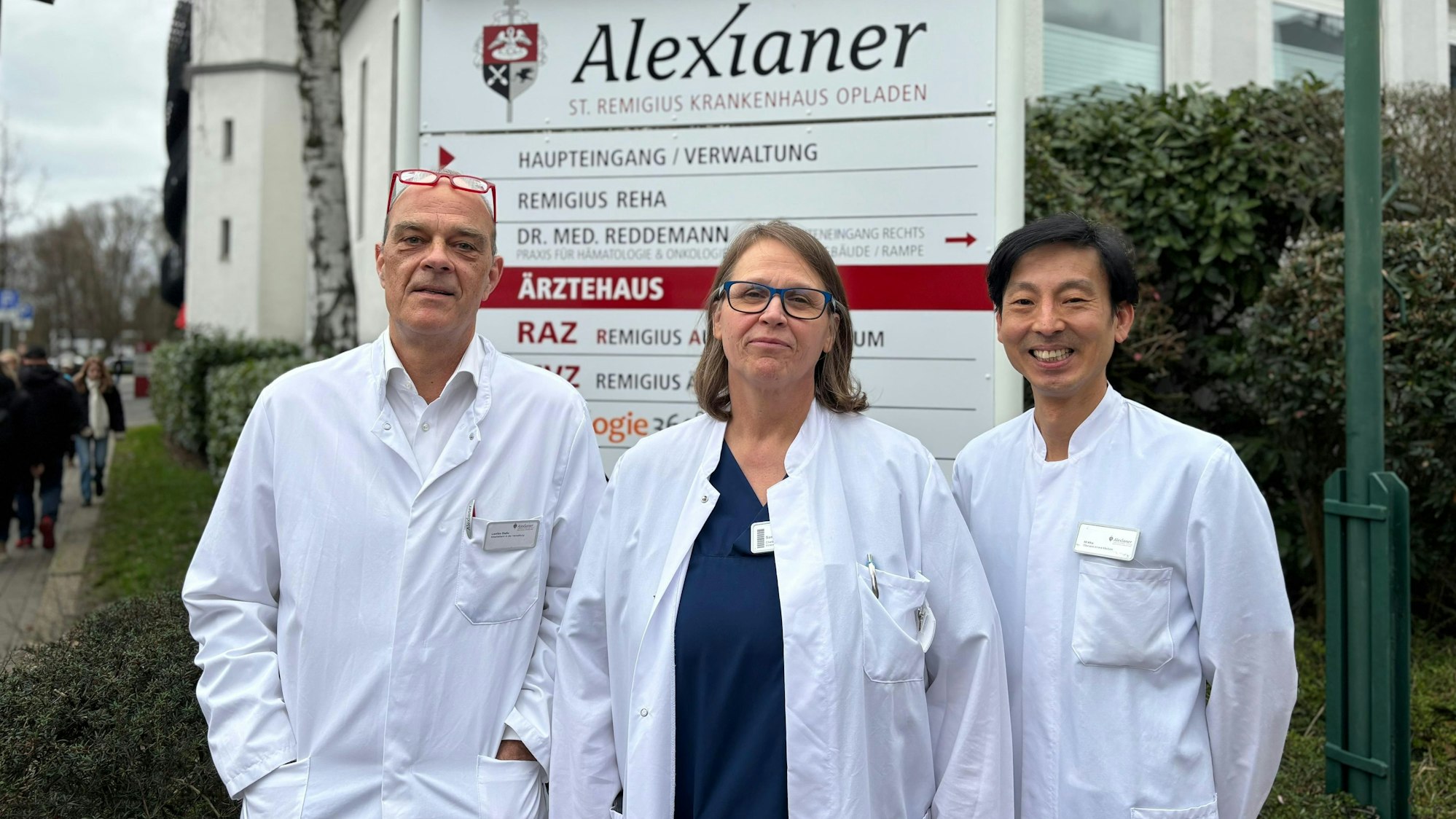 Drei Ärzte vor Krankenhaus