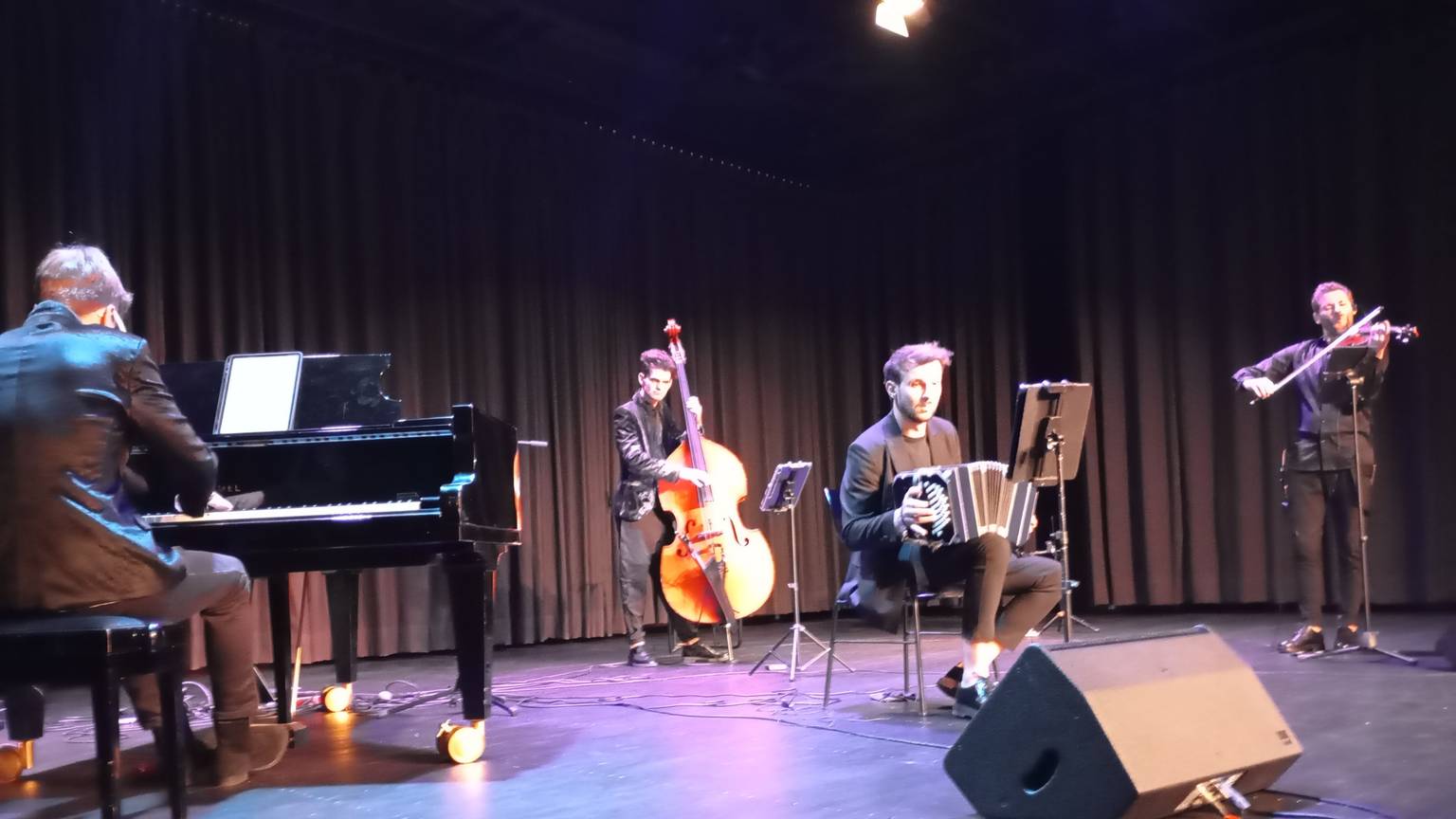 Das Foto zeigt das Tango-Ensemble im Stadtsaal.
