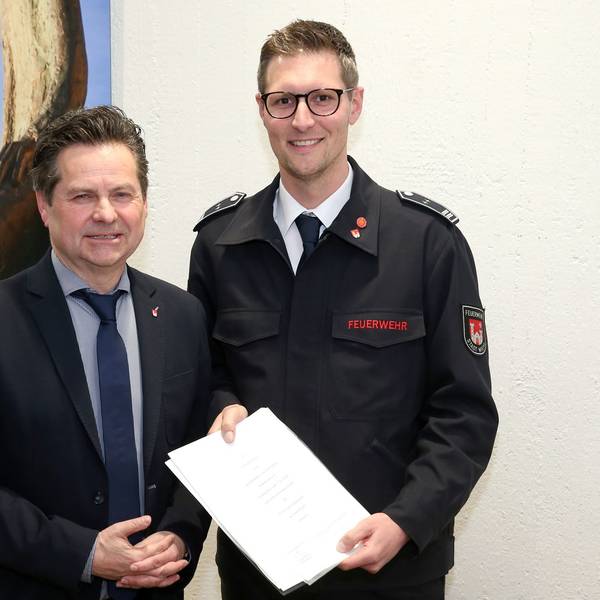 Sebastian Fritz aus Bomig ist neuer Vize-Leiter der Freiwilligen Feuerwehr in Wiehl. Bürgermeister Ulrich Stücker gratuliert ihm.
