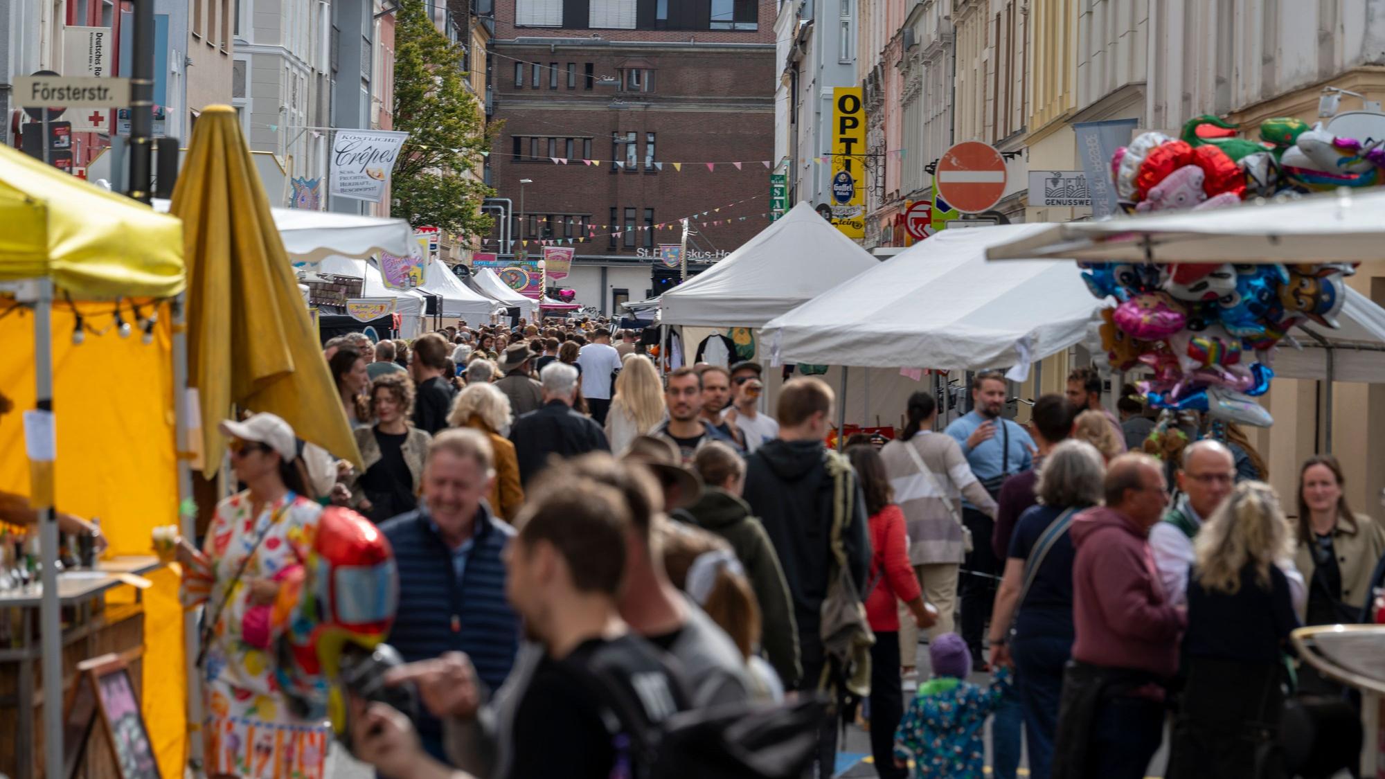 Das Straßenfest NeuehrenFest findet rund um die Landmannstraße in Neuehrenfeld statt.