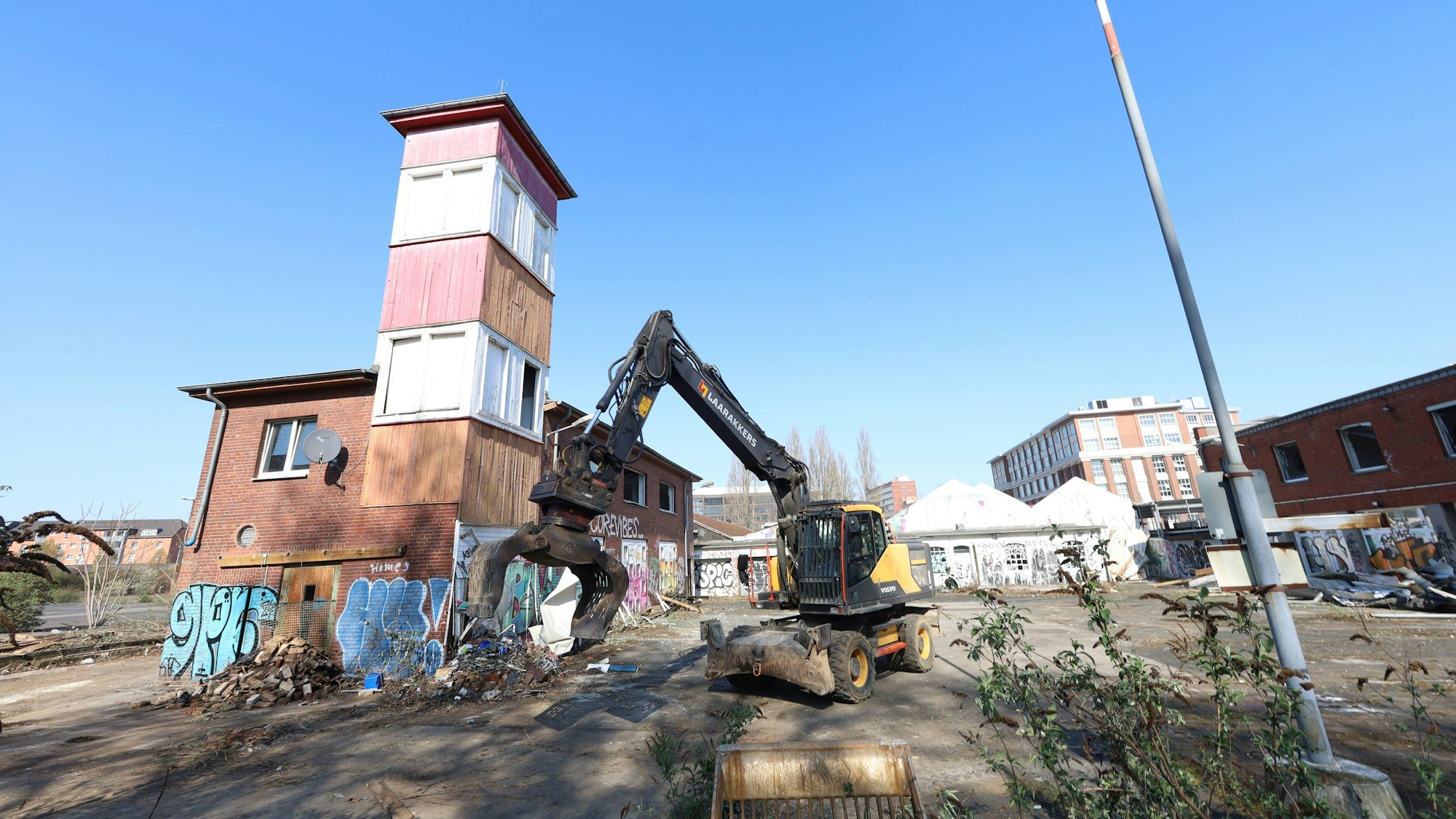 Ein Bagger riss am Donnerstag Fenster und Türen der leerstehenden Gebäude ein und machte sie so unbewohnbar.