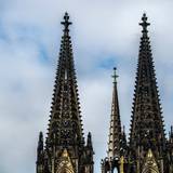 Die Spitzen des Doms vor bewölktem Himmel.
