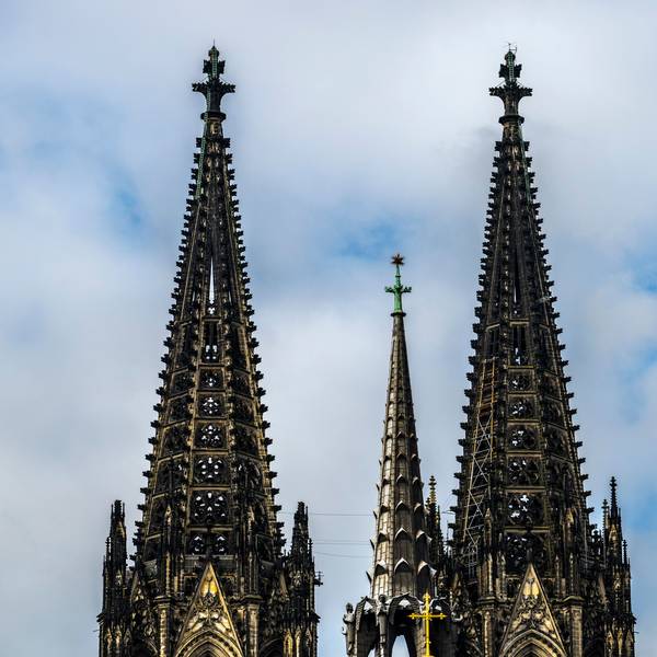 Die Spitzen des Doms vor bewölktem Himmel.