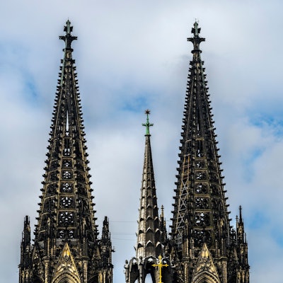 Die Spitzen des Doms vor bewölktem Himmel. Frühlingswetter. (Symbolbild)