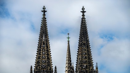 Die Spitzen des Doms vor bewölktem Himmel im Frühling.