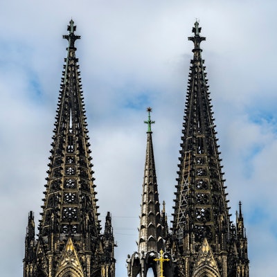 Die Spitzen des Doms vor bewölktem Himmel im Frühling.