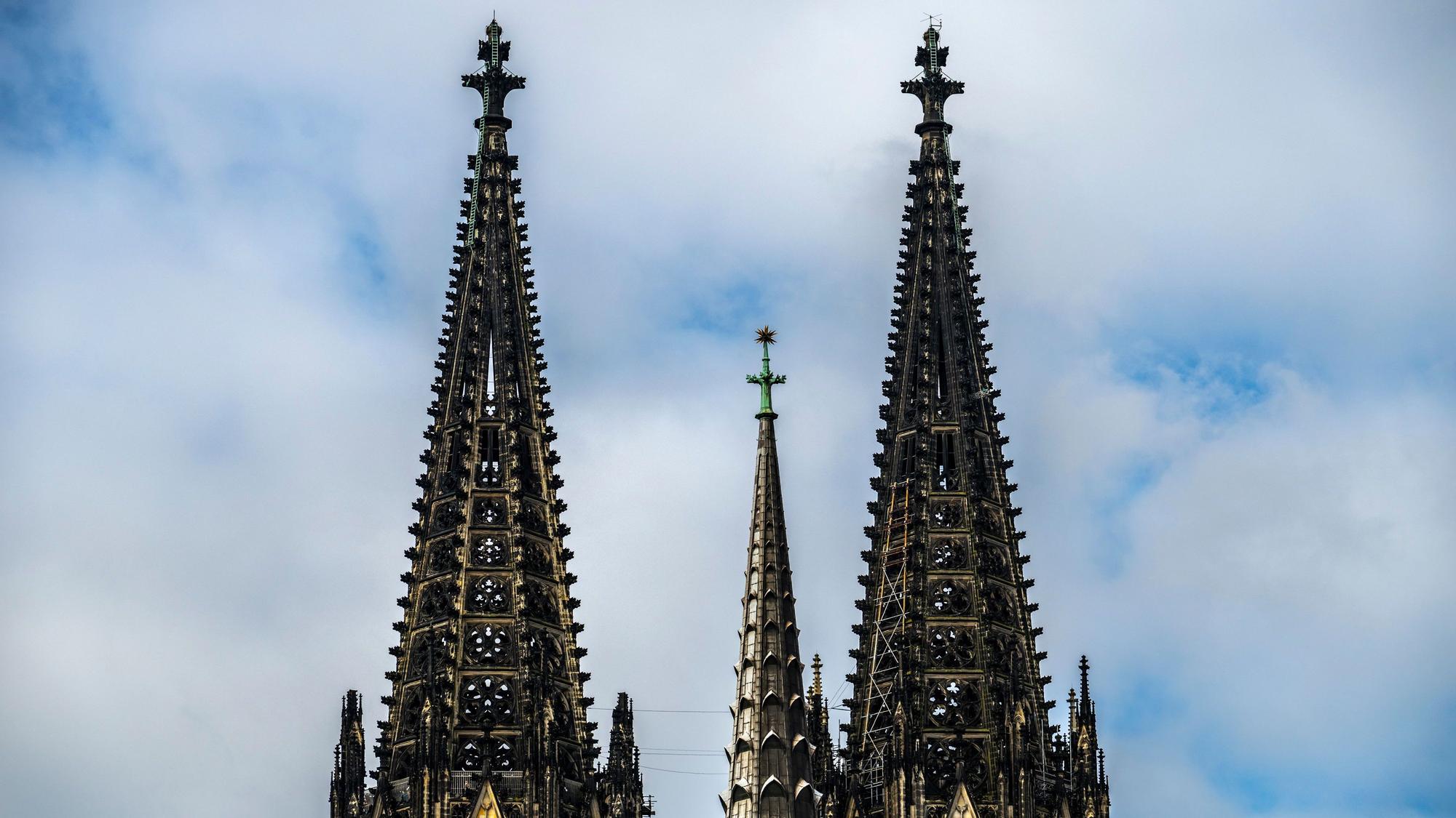 15.03.2026, Köln: Die Spitzen des Doms vor bewölktem Himmel. Frühlingswetter. Foto: Uwe Weiser