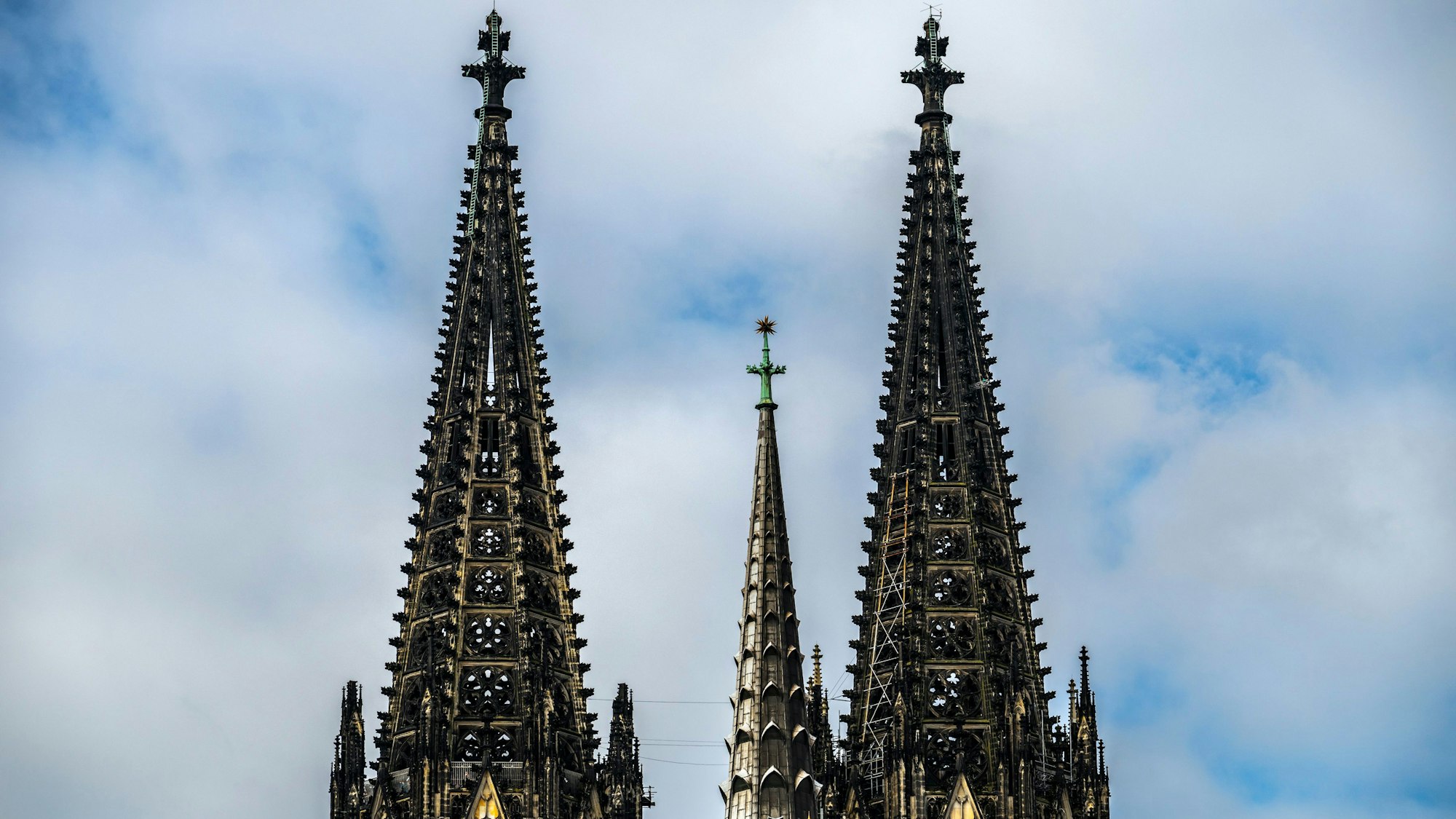 Die Spitzen des Doms vor bewölktem Himmel im Frühling.