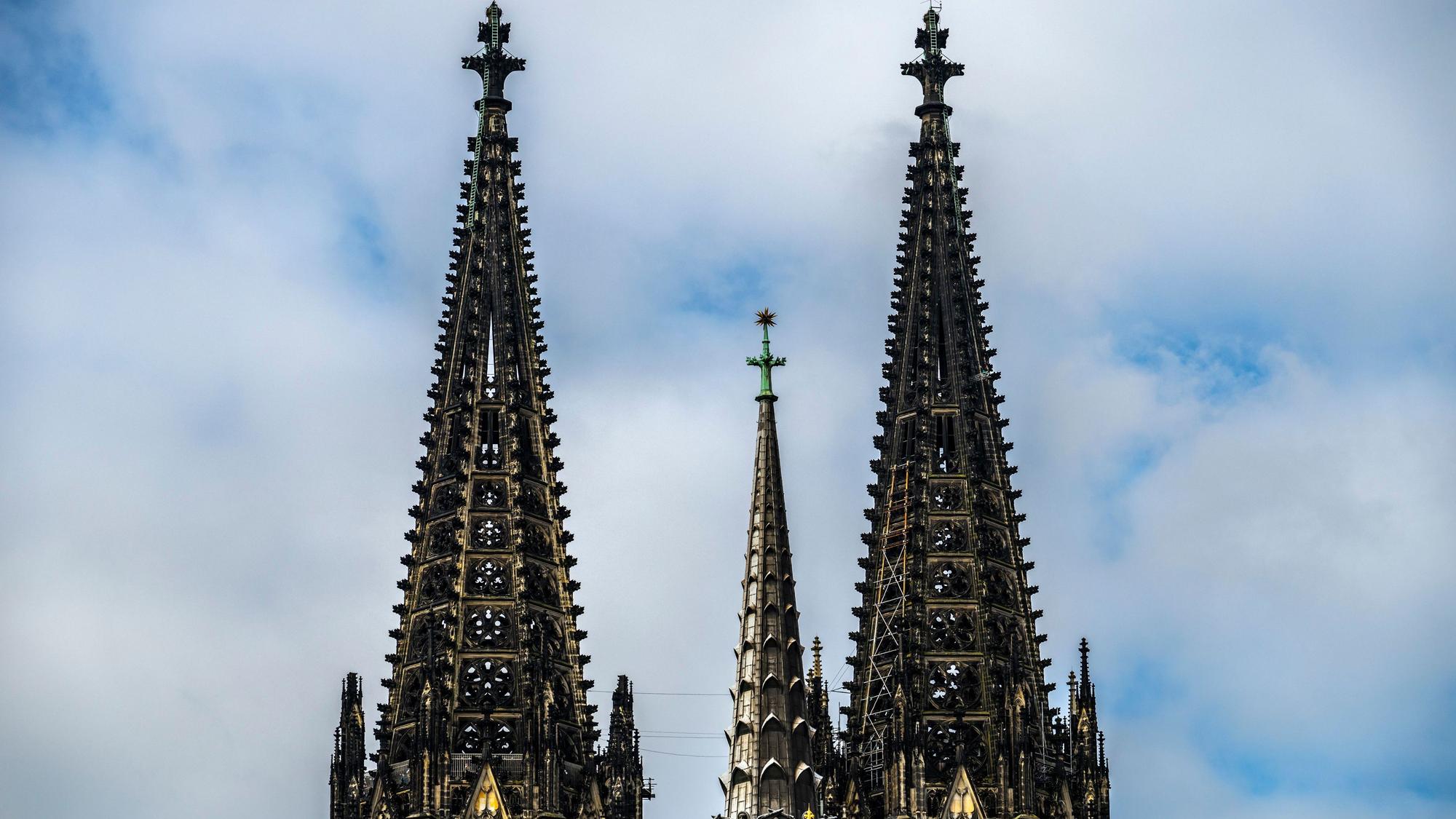 Die Spitzen des Doms vor bewölktem Himmel.