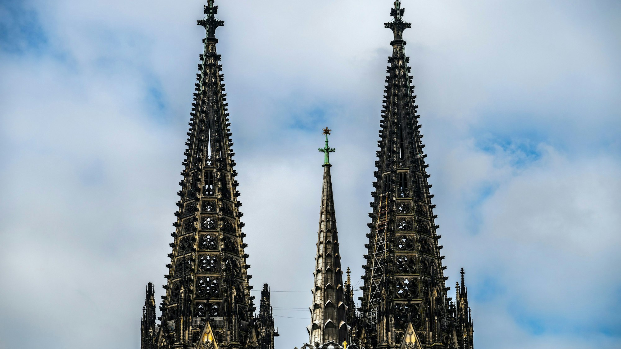 Die Spitzen des Doms vor bewölktem Himmel. Frühlingswetter. (Symbolbild)