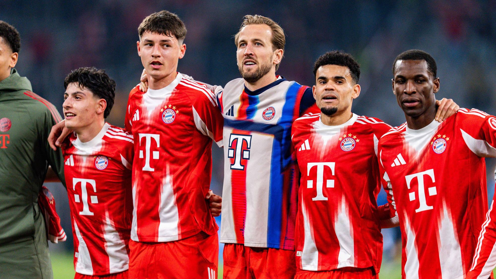 Deniz Ofli (l.) und Filip Pavic (2.v.l.) feiern mit Harry Kane und Co. den Einzug ins Viertelfinale in der Champions League.