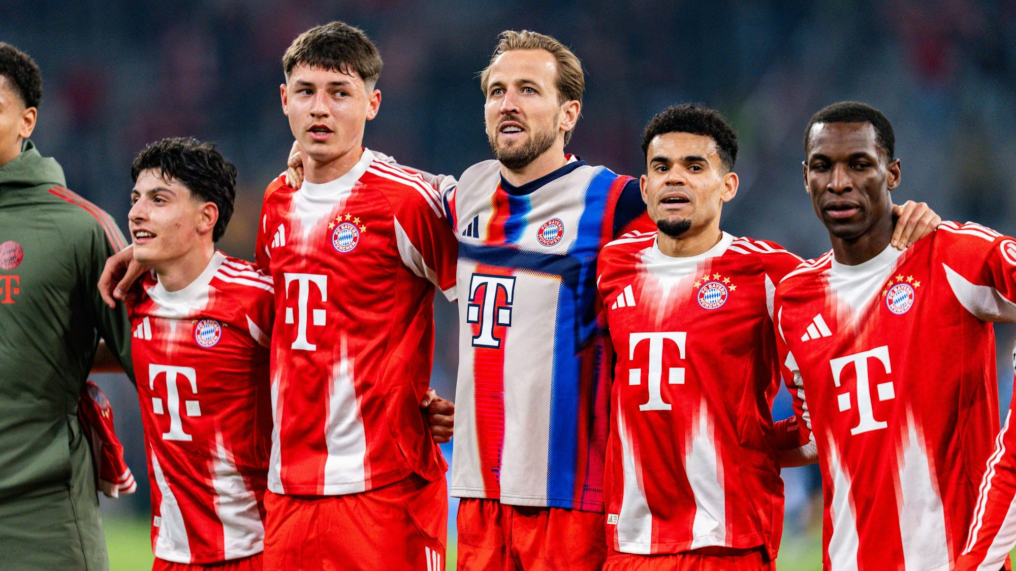 Deniz Ofli (l.) und Filip Pavic (2.v.l.) feiern mit Harry Kane und Co. den Einzug ins Viertelfinale in der Champions League.