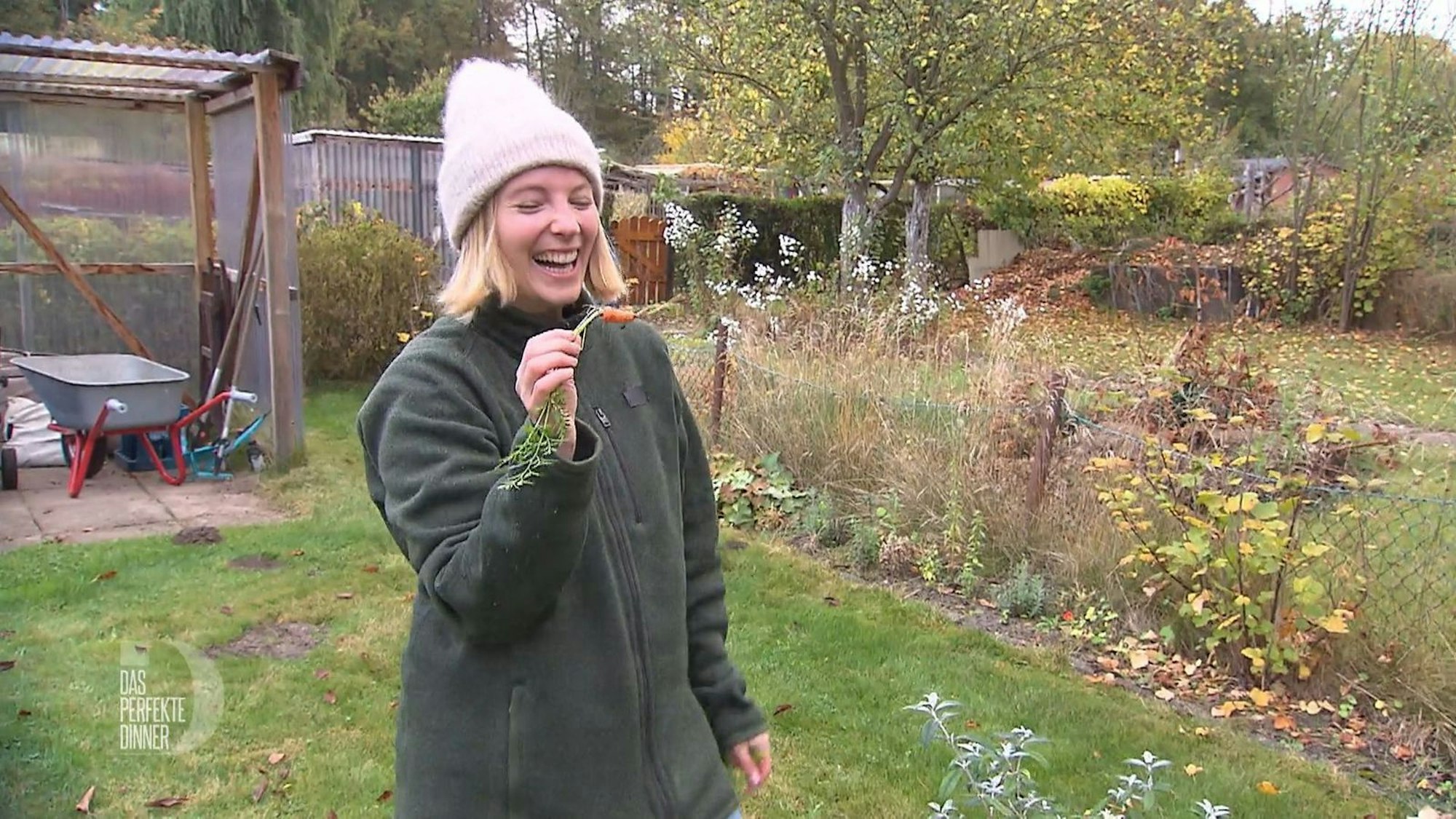 Ob die kleine von Radost selbstangebaute Karotte für fünf Personen reichen wird?
(Bild: RTL)