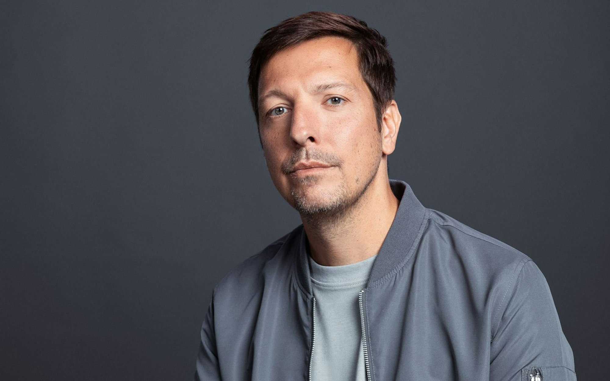 Thilo Mischke ist für seine neue Reportage in die Welt des Coachings eingestiegen. Welche Angebote sind seriös, und welche Warnsignale gibt es bei Modellen, von denen man eher die Finger lassen sollte? (Bild: Joyn/Nadine Rup)