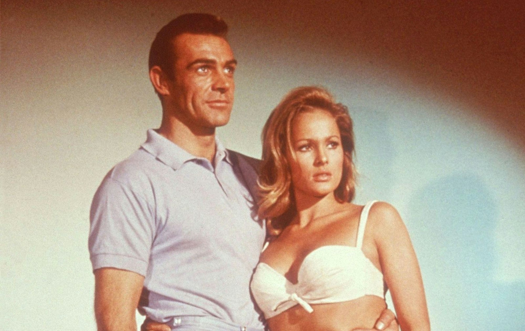 Als erstes aller Bond-Girls prägte sie bis heute das Idealbild der 007-Gespielin: Ursula Andress (Bild, mit Sean Connery) feiert am 19. März ihren 90. Geburtstag. (Bild: RTL)