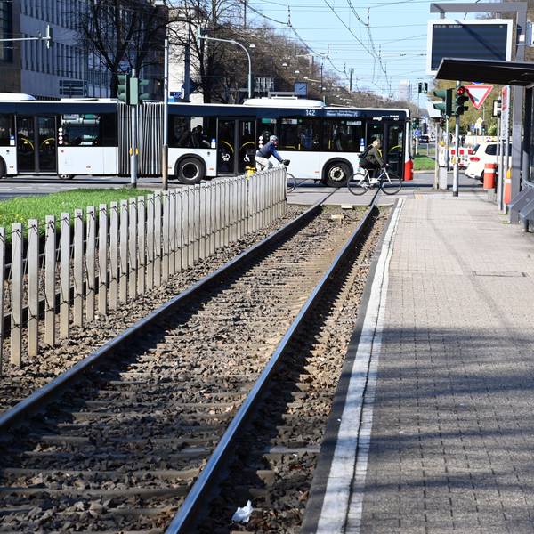 Leere auf den Gleisen an der Haltestelle Universitätsstraße. Nur die Busse der KVB fuhren am Mittwoch (18. März).