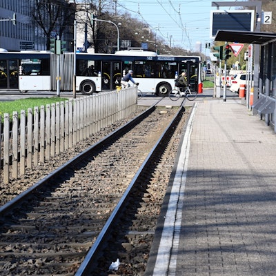 Leere auf den Gleisen an der Haltestelle Universitätsstraße. Nur die Busse der KVB fuhren am Mittwoch (18. März).