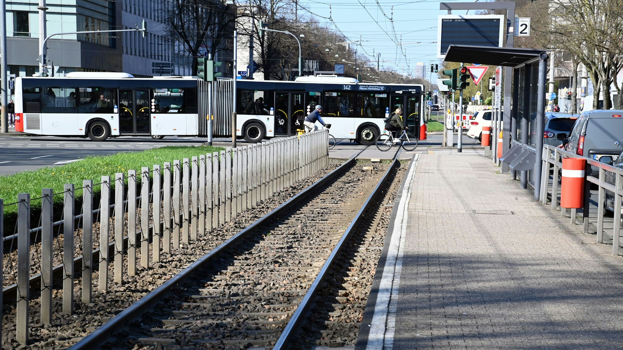 Leere auf den Gleisen an der Haltestelle Universitätsstraße. Nur die Busse der KVB fuhren am Mittwoch (18. März).