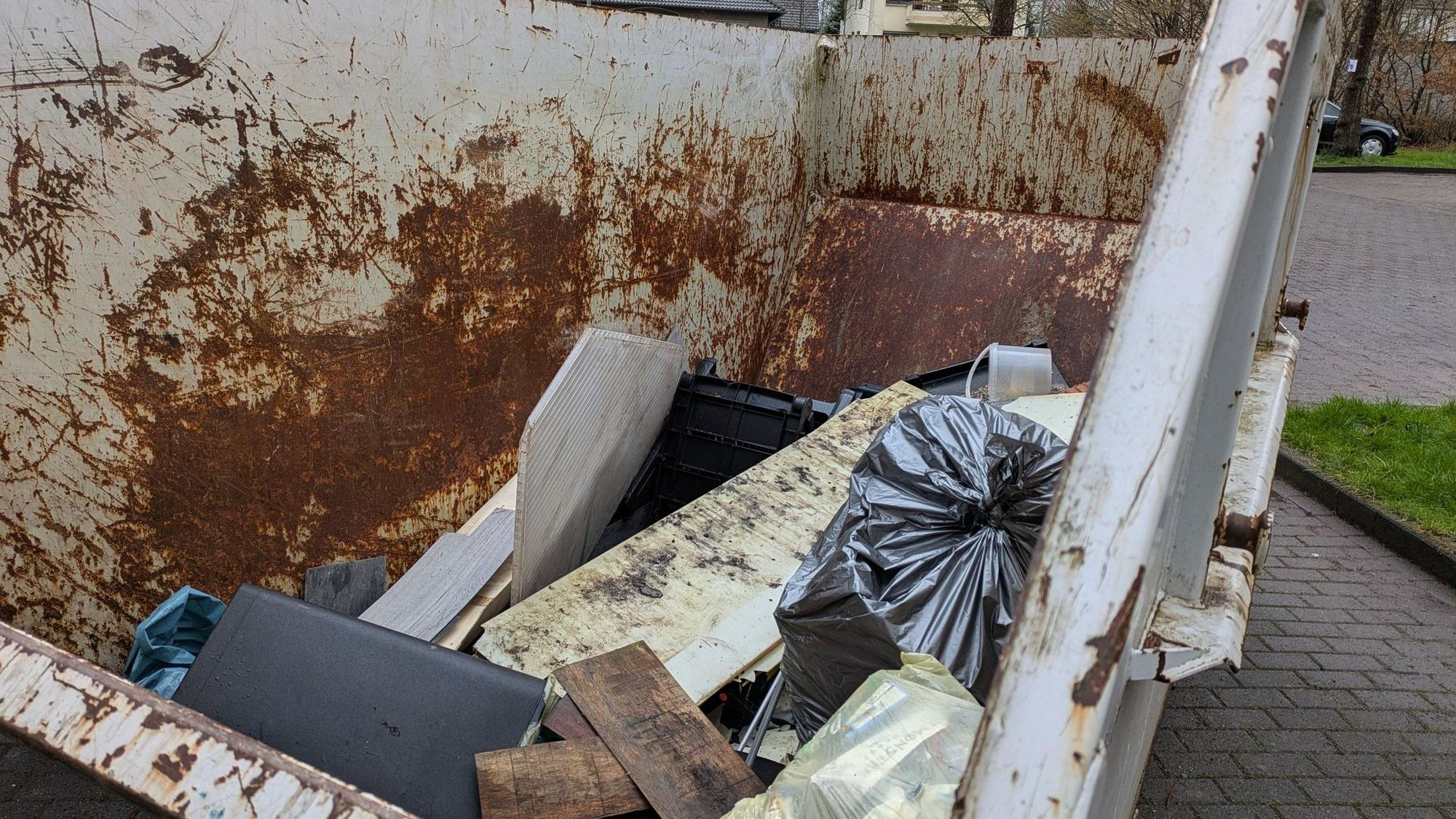 Wilder Müll in einem Container