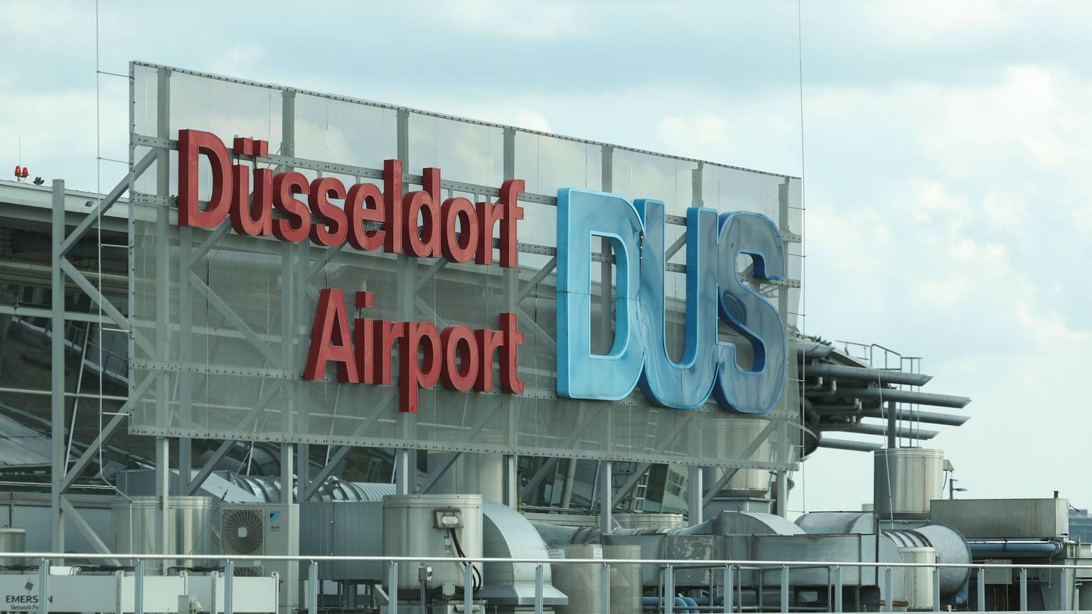 Blick auf ein Schild "Düsseldorf Airport (DUS)"