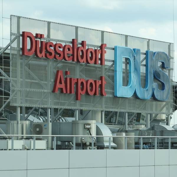 Blick auf ein Schild "Düsseldorf Airport (DUS)"