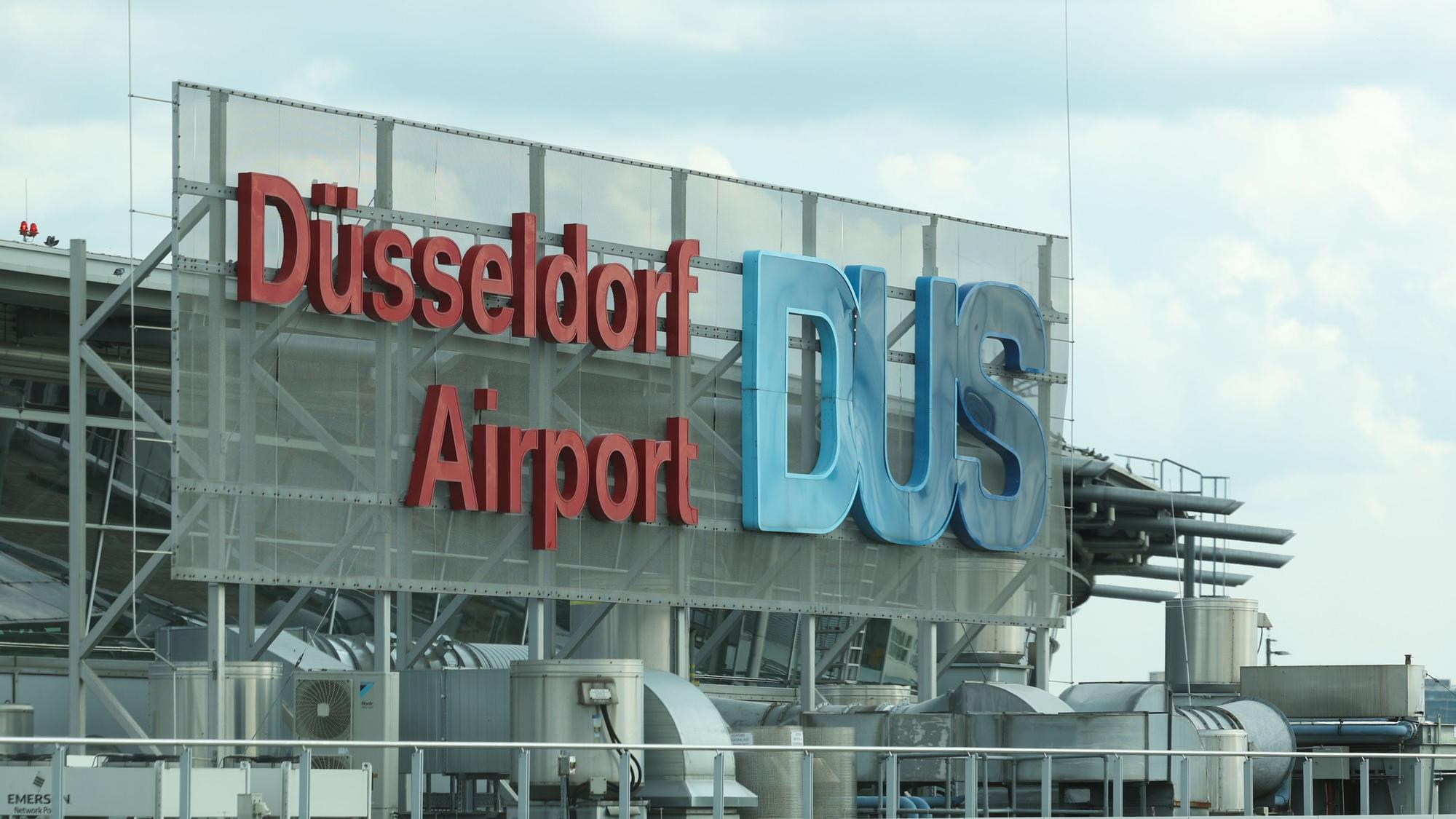 Blick auf ein Schild "Düsseldorf Airport (DUS)"