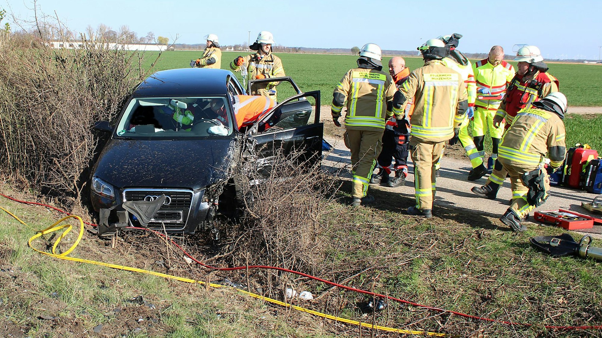 Ein Wagen schleuderte nach dem Zusammenstoß in einen Graben neben der Straße.
