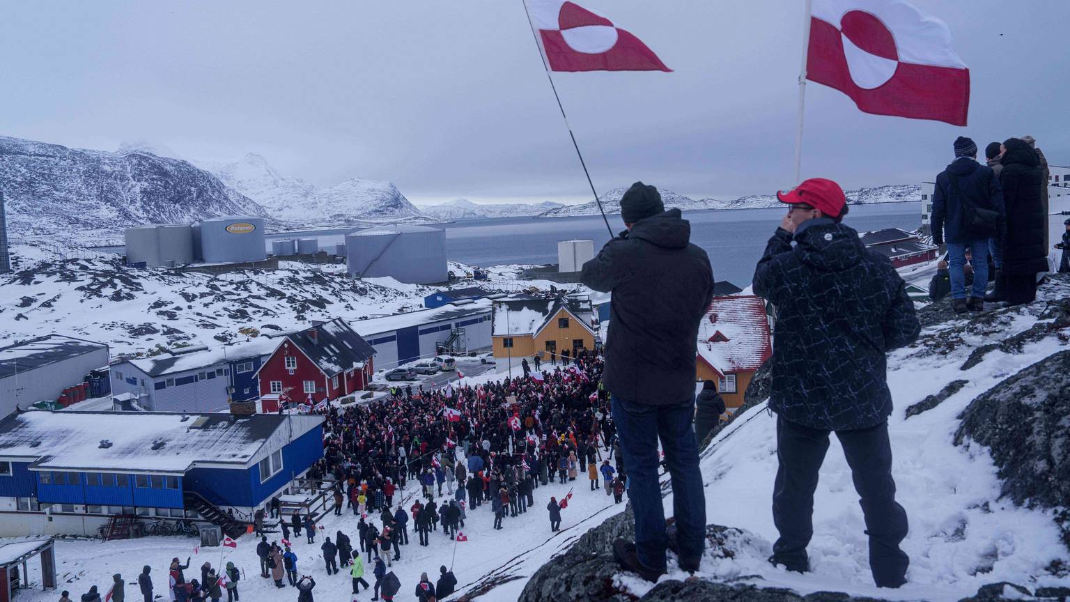 ARCHIV - 17.01.2026, Grönland, Nuuk: Menschen protestieren gegen die Grönlandpläne von US-Präsident Trump vor dem US-Konsulat. (zu dpa: «Warum Europa Trump nicht einfach den Stinkefinger zeigt») Foto: Evgeniy Maloletka/AP/dpa +++ dpa-Bildfunk +++
