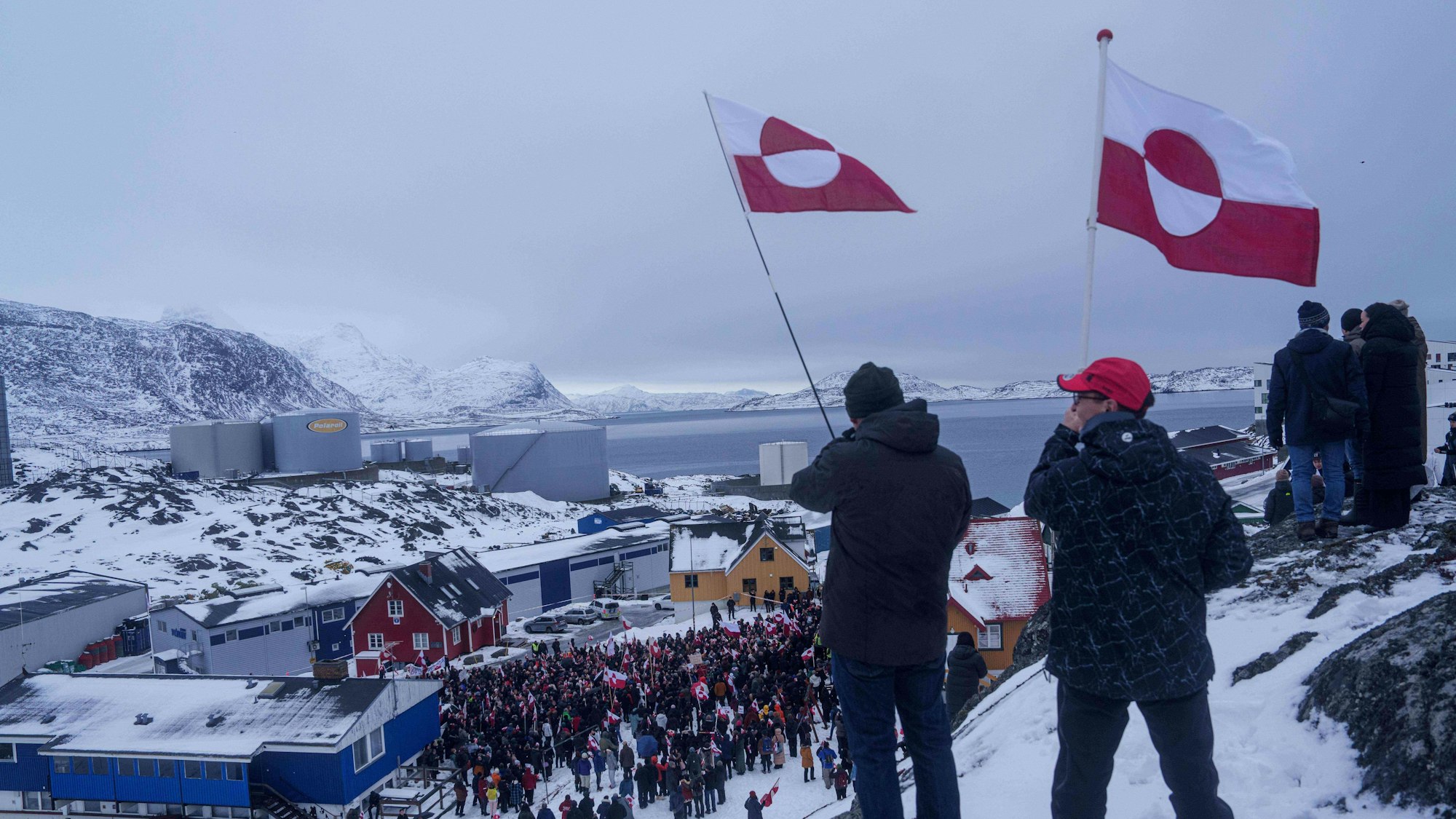 ARCHIV - 17.01.2026, Grönland, Nuuk: Menschen protestieren gegen die Grönlandpläne von US-Präsident Trump vor dem US-Konsulat. (zu dpa: «Warum Europa Trump nicht einfach den Stinkefinger zeigt») Foto: Evgeniy Maloletka/AP/dpa +++ dpa-Bildfunk +++
