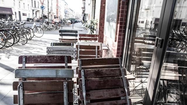 Stühle, Fahrräder und ein Restaurant