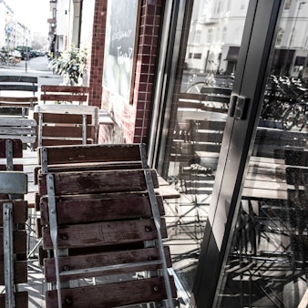 Stühle, Fahrräder und ein Restaurant