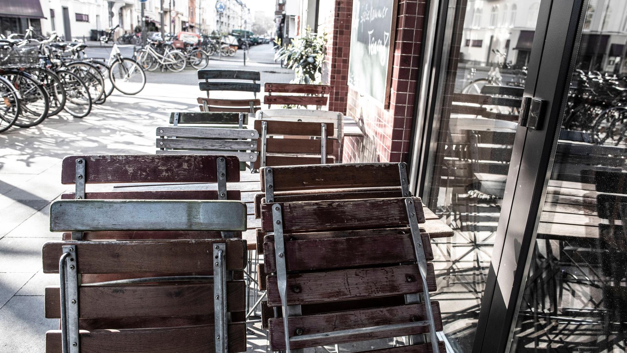 Stühle, Fahrräder und ein Restaurant