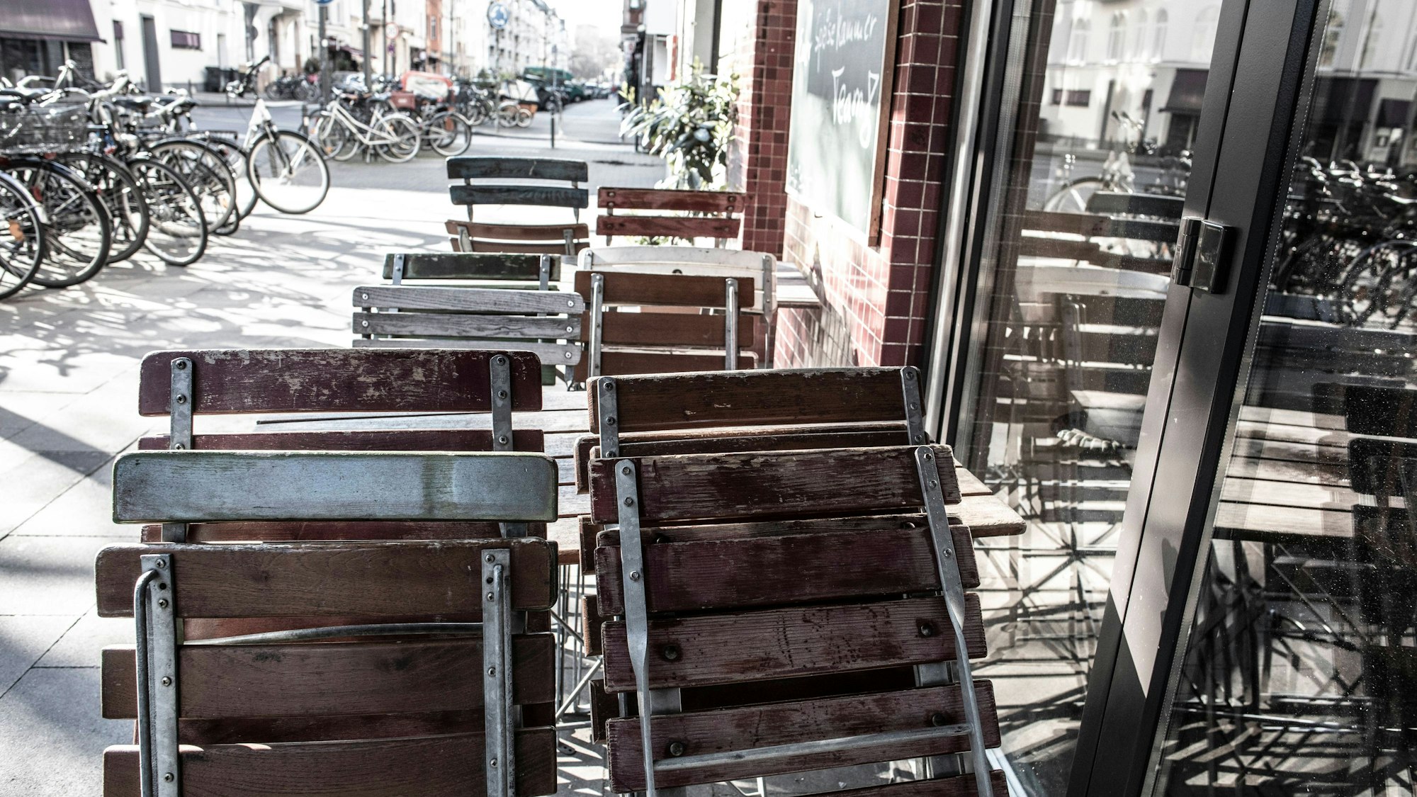 Stühle, Fahrräder und ein Restaurant