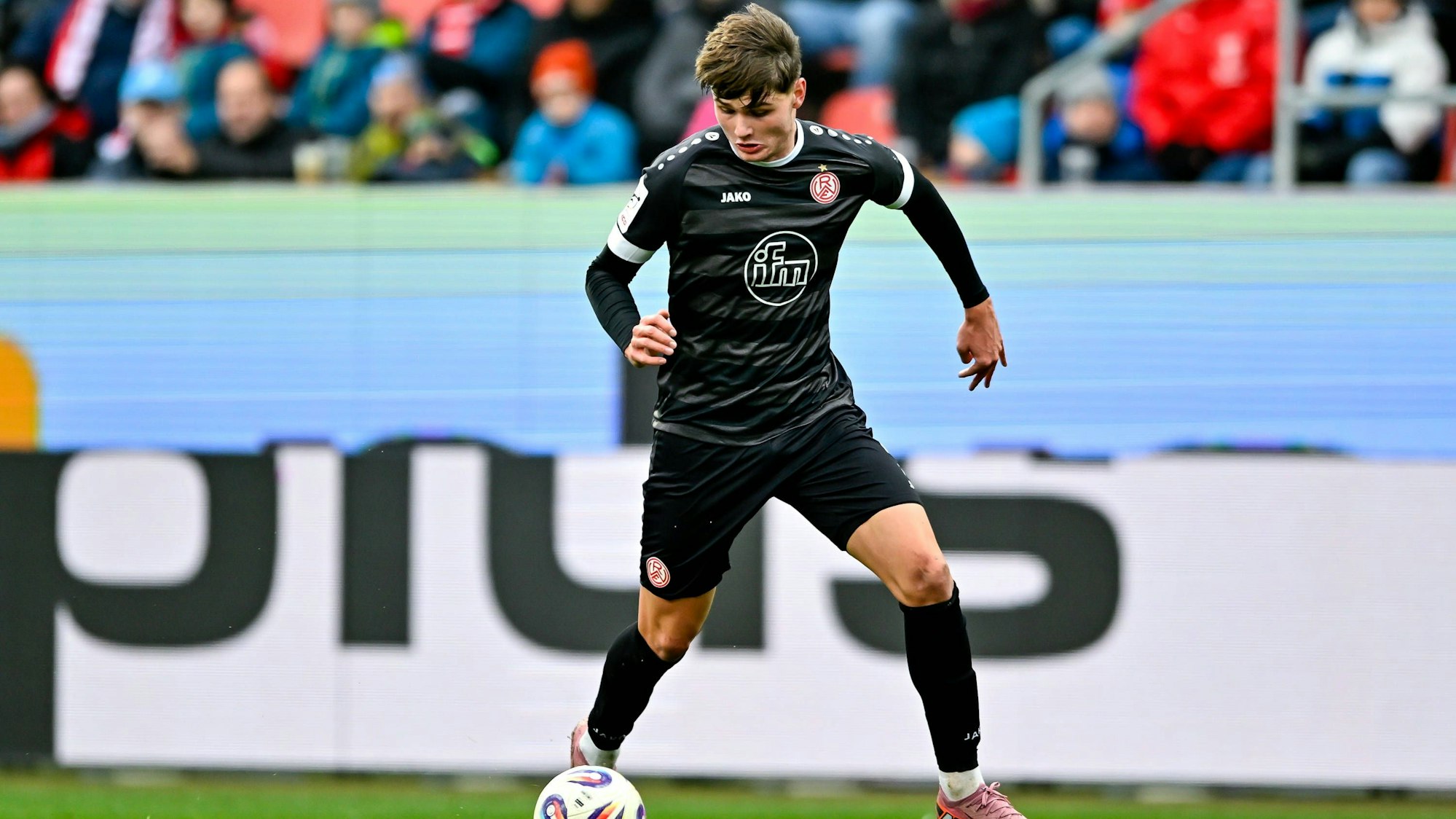 Jaka Cuber Potocnik für Rot-Weiss Essen am Ball.