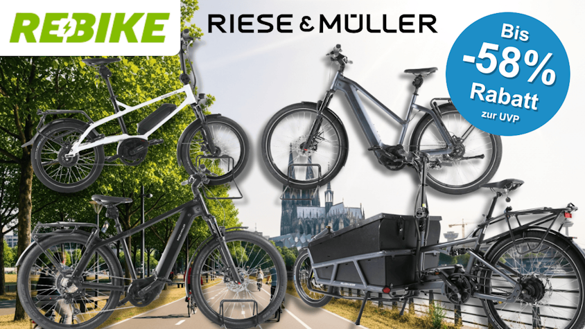 4 verschiedene Riese & Müller E-Bikes vor einem Fahrradweg.