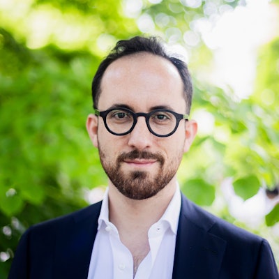 Ein Mann lächelt in die Kamera.