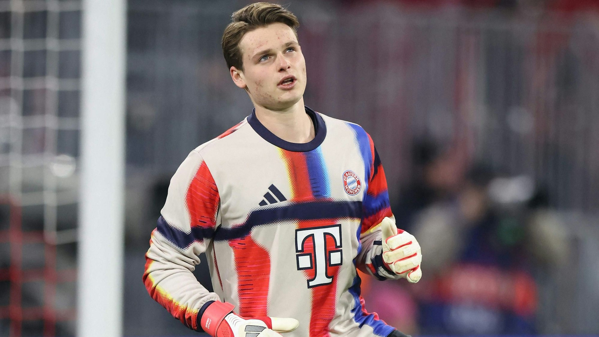 Jonas Urbig beim Warmmachen auf dem Platz