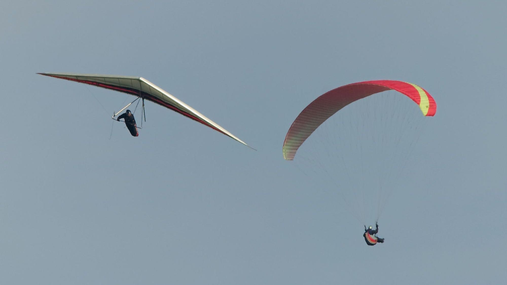 Gleitschirm- und Drachenflieger (Symbolbild)