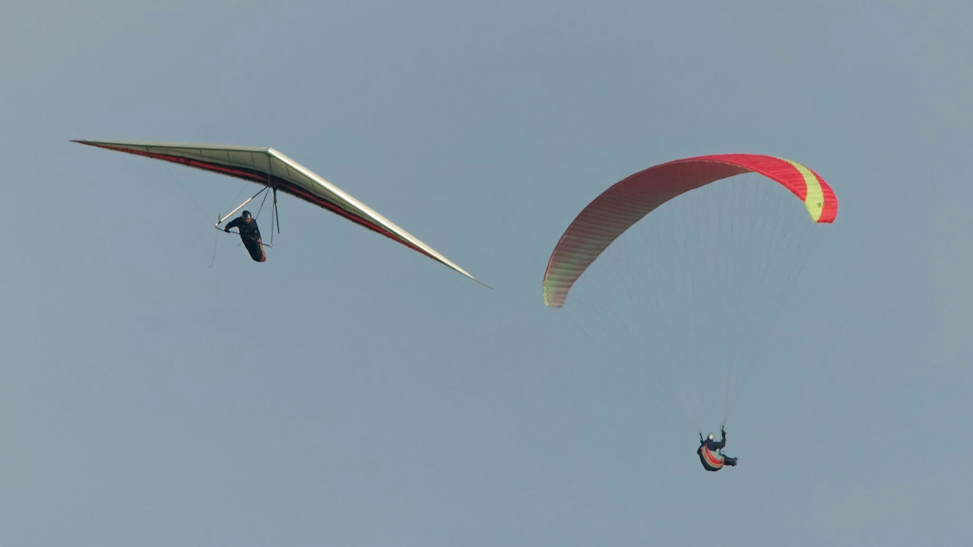 Gleitschirm- und Drachenflieger (Symbolbild)