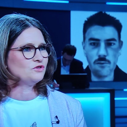Jessica Scheer-Thielen steht im Fernsehstudio, rechts hinter ihr ist ein Phantombild des Täters eingeblendet.