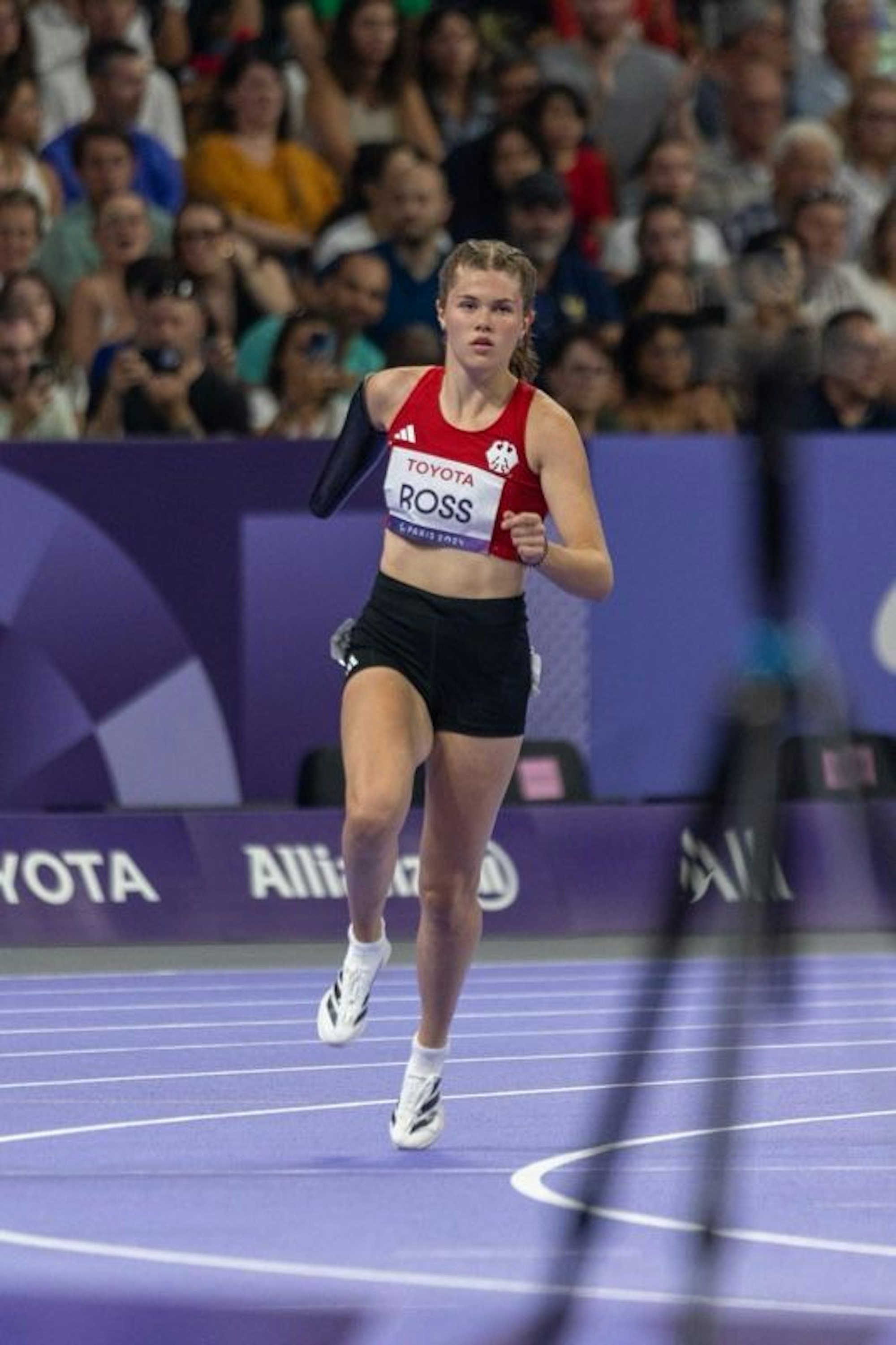 Jule Roß bei den Paralympischen Spielen im Stade de France vor 75.000 Zuschauenden