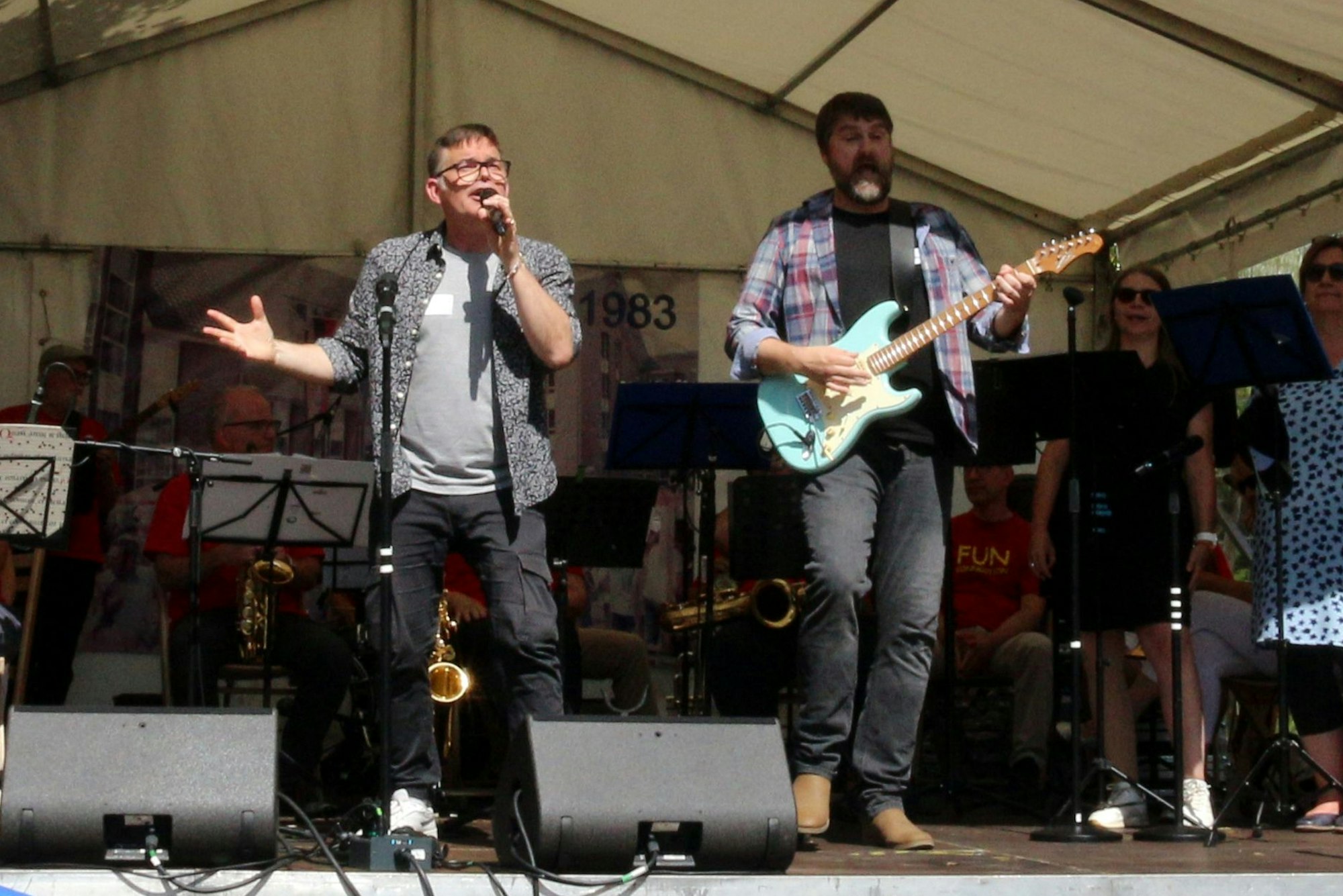 Ein Man auf der Bühne, er singt, neben ihm steht ein Gitarrist.