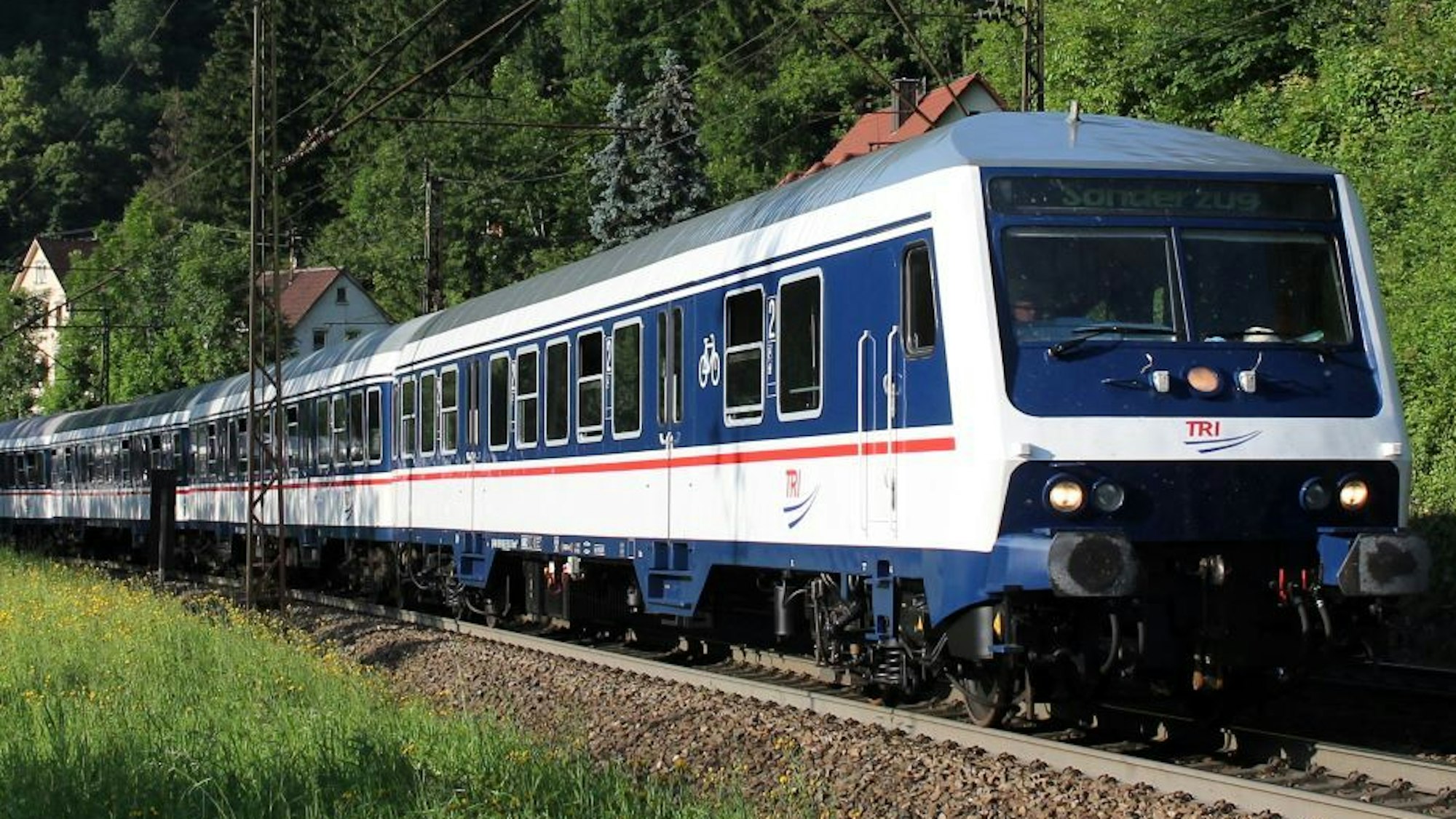 Mit robusten Zügen und Gute-Laune-Schaffnern befördert das Bahnunternehmen TRI Rental Fußballfans durch NRW, am Samstag zwischen Mönchengladbach und Köln. Foto: TRI