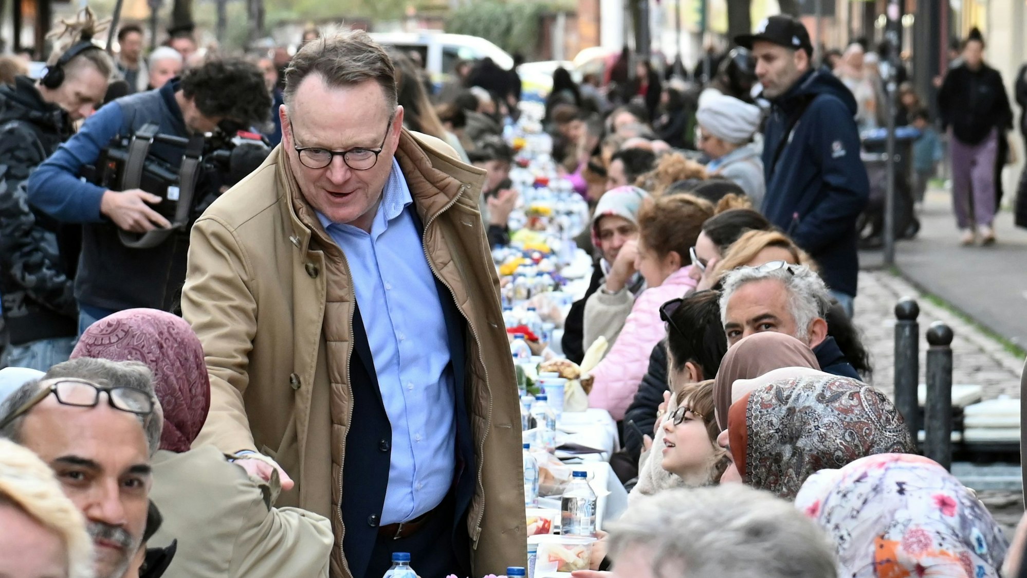 OB Burmester wird beim Fastenbrechen auf der Keupstraße freundlich empfangen.