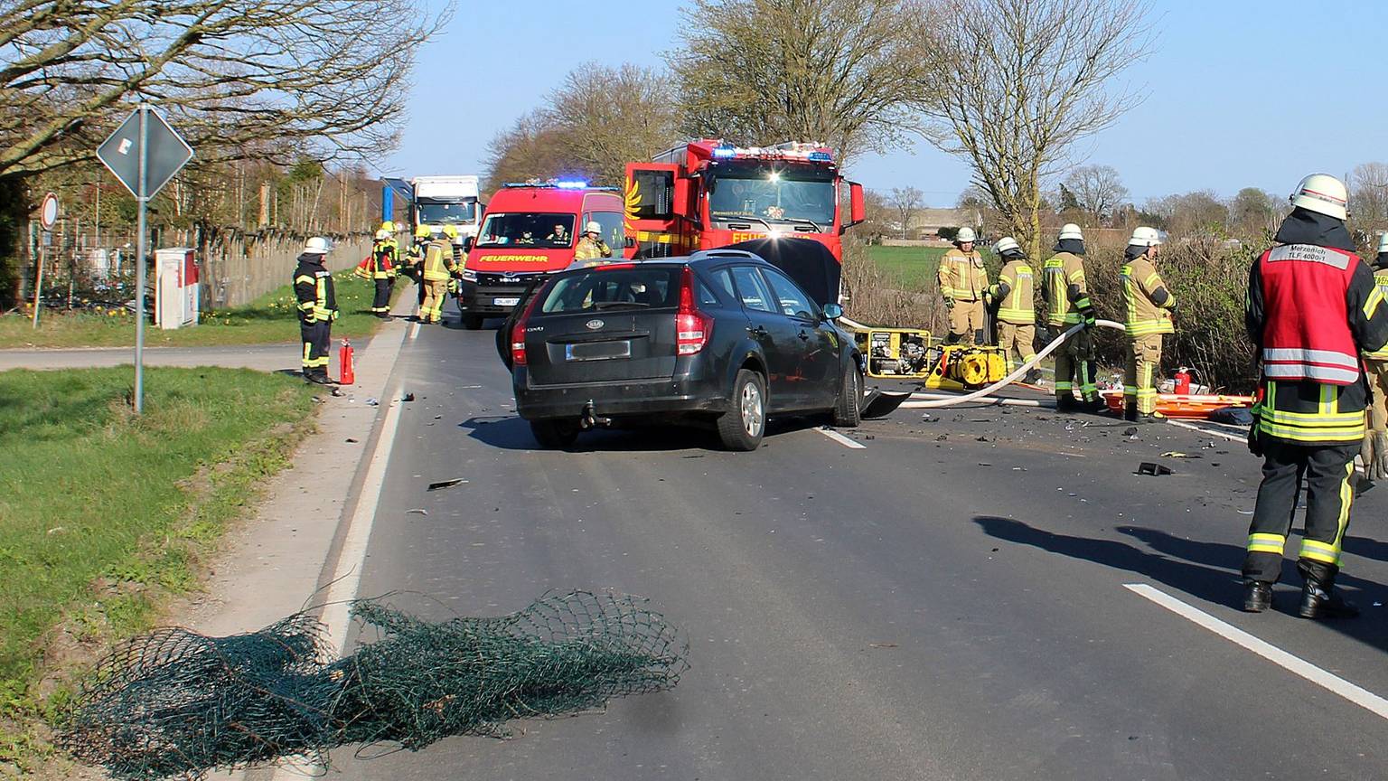 Rettungskräfte und die Feuerwehr waren nach dem Unfall auf der B264 mit einem Großaufgebot vor Ort.