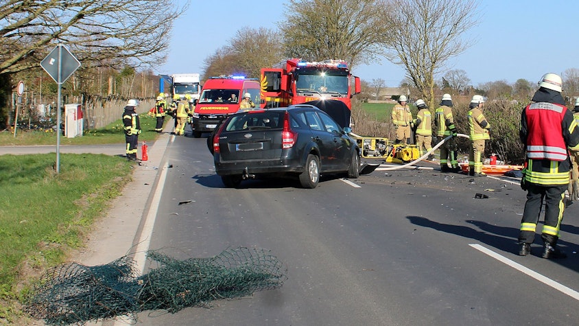 Rettungskräfte und die Feuerwehr waren nach dem Unfall auf der B264 mit einem Großaufgebot vor Ort.