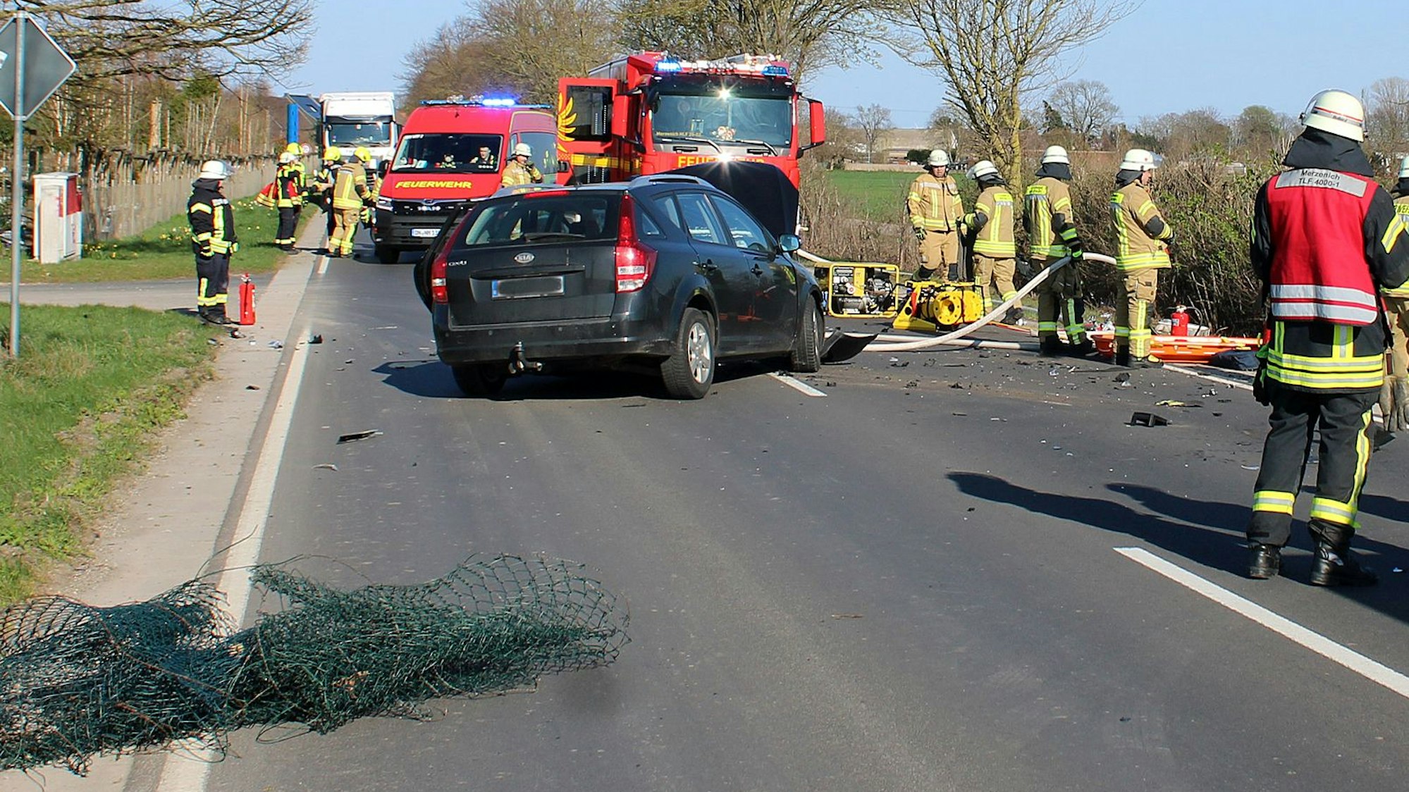 Rettungskräfte und die Feuerwehr waren nach dem Unfall auf der B264 mit einem Großaufgebot vor Ort.