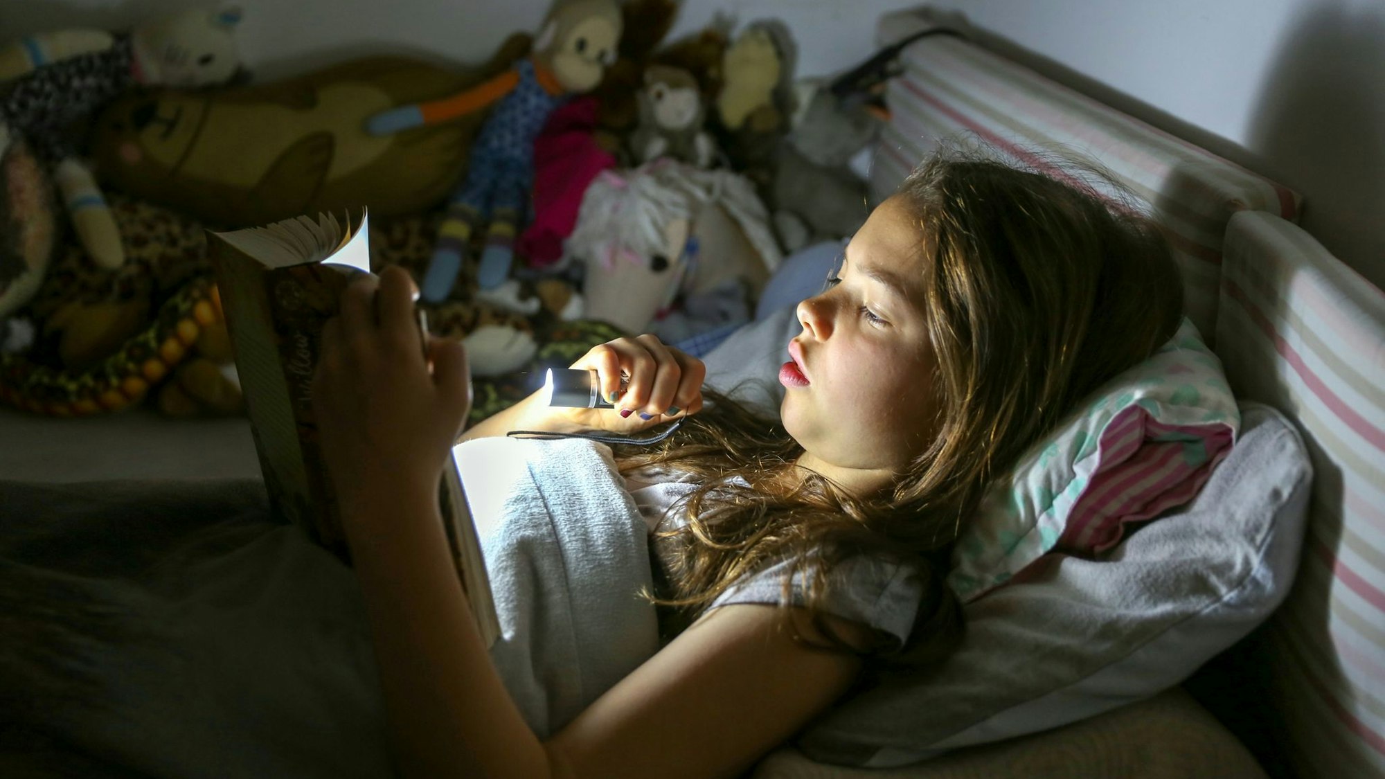 Ein Kind liest im Bett