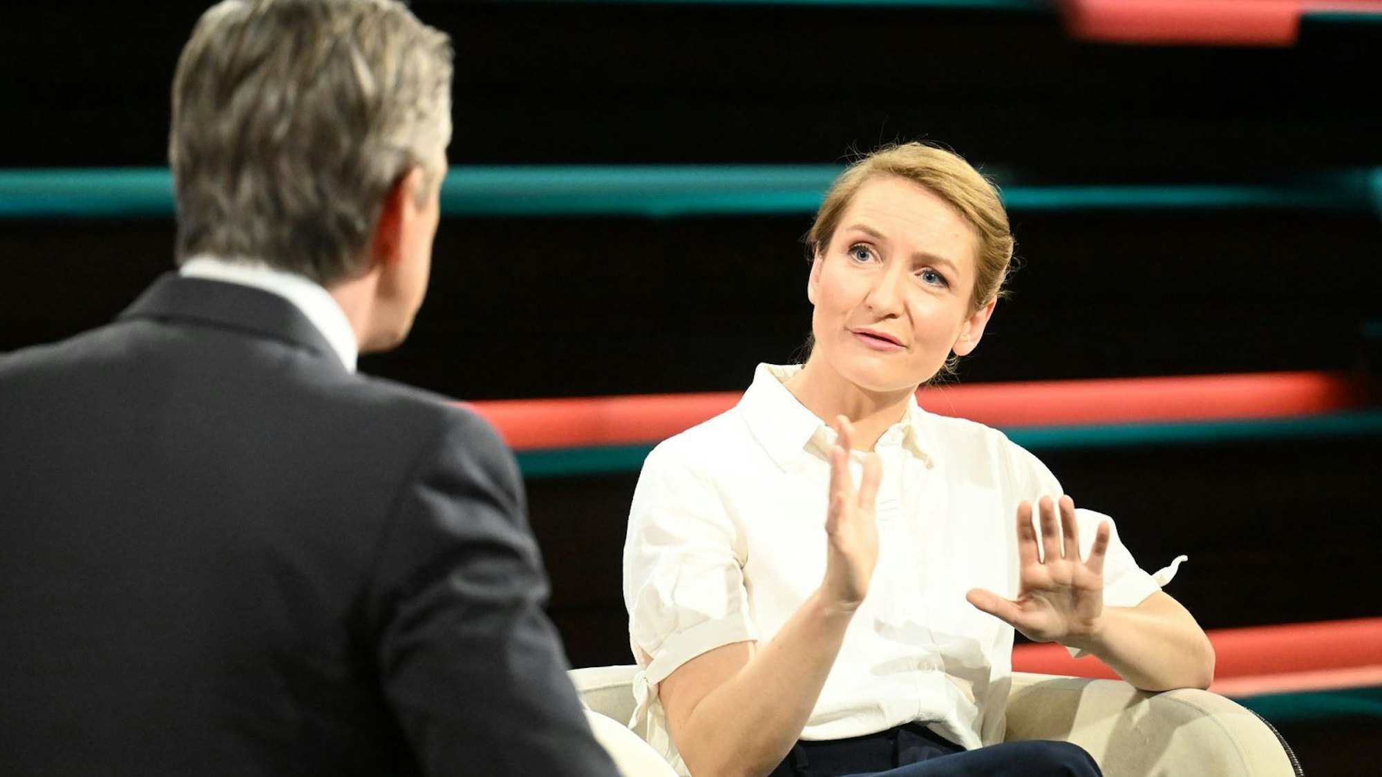 Linken-Chefin Ines Schwerdtner lieferte sich am Mittwochabend ein hitziges Wortgefecht mit ZDF-Moderator Markus Lanz. (Bild: ZDF / Markus Hertrich)